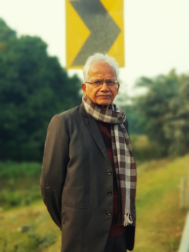 Relieved shop owner thanking for GST invoices design from OnlineCyberCafe.in